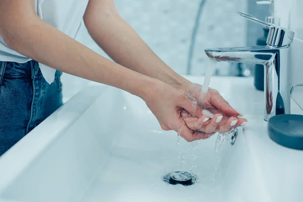 Обрезанное Фото Неузнаваемой Женщины Кладущей Руки Чистую Воду Ванной — стоковое фото