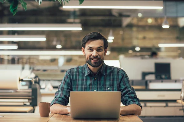 Confident Happy Young Man Checkered Shirt Sitting Front Laptop Mug — Stock Photo, Image