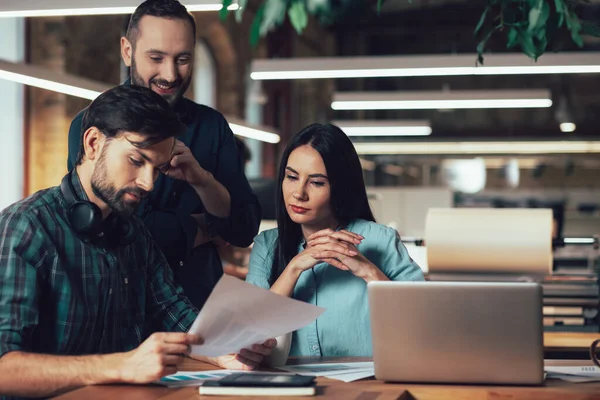 Sonriente Hombre Pie Detrás Sus Colegas Mirando Gráfica Hombre Mujer — Foto de Stock