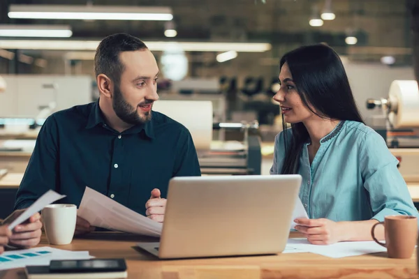 Tranquilo Joven Amistoso Sosteniendo Las Cartas Gráficas Mirando Sonriente Dama — Foto de Stock