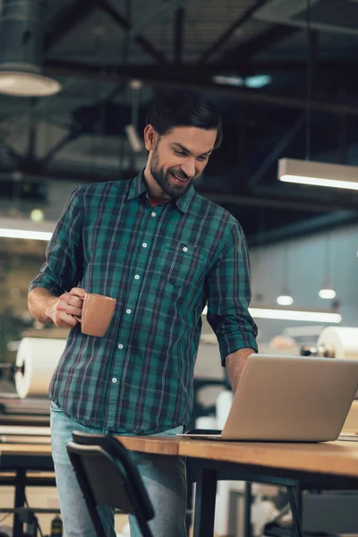 Gladjanus Knappe Jonge Man Geruite Shirt Staan Aan Tafel Met — Stockfoto