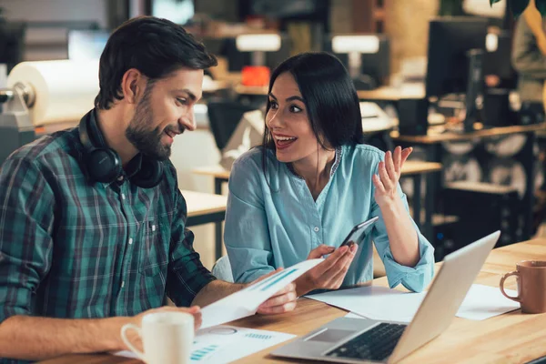 Hombre Sonriente Sentado Mesa Con Documentos Mirando Colega Expresando Emoción — Foto de Stock