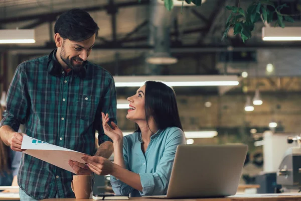 Hermosa Mujer Positiva Sentada Portátil Sonriendo Hombre Pie Junto Ella — Foto de Stock