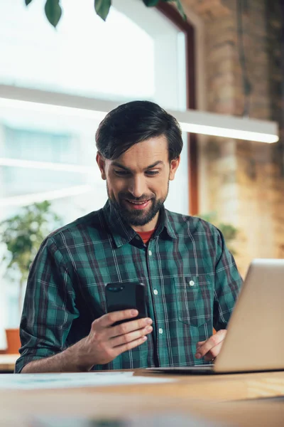 Joyful Young Man Checkered Shirt Sitting Front Modern Laptop Smiling — Stock Photo, Image