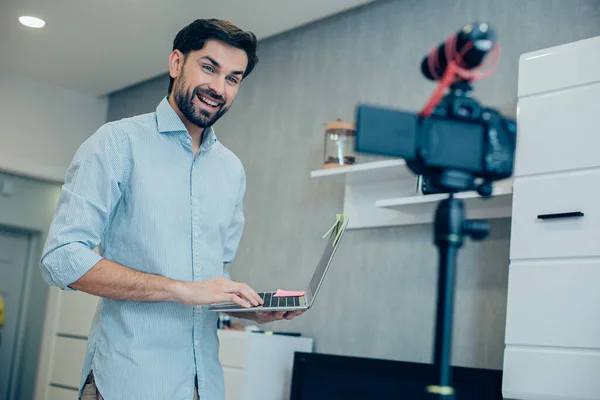 Entusiasta Joven Especialista Pie Con Portátil Moderno Delante Una Cámara — Foto de Stock