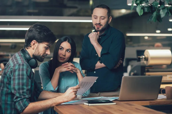 Jovenes Inteligentes Una Mujer Sentada Mesa Oficina Discutiendo Gráfica Con — Foto de Stock