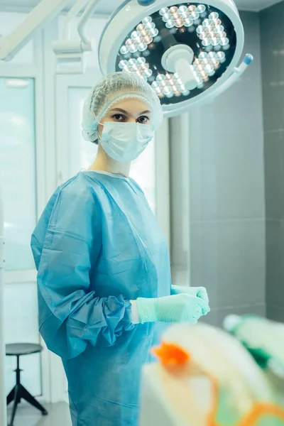 Jovem Médica Com Uma Máscara Rosto Sozinha Uma Sala Cirurgia — Fotografia de Stock