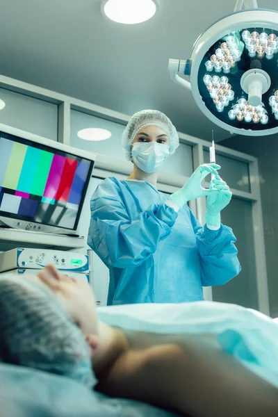 Junge Ärztin Mit Spritze Den Händen Die Unter Der Chirurgenlampe — Stockfoto