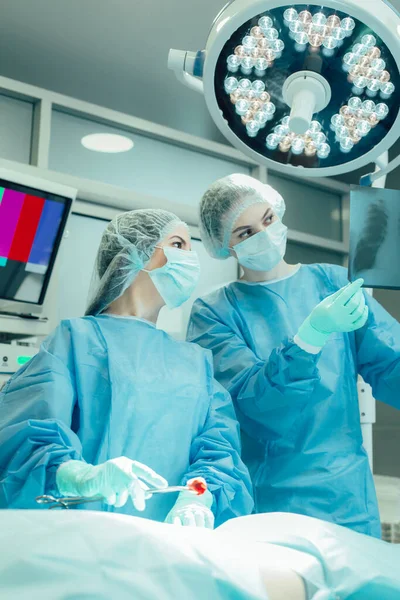 Two Female Medical Workers Operating Theatre Ray Picture Bloody Piece — Stock Photo, Image