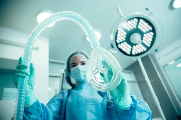 Female Doctor Standing Operating Room Getting Ready Putting Her Patient — Stock Photo, Image