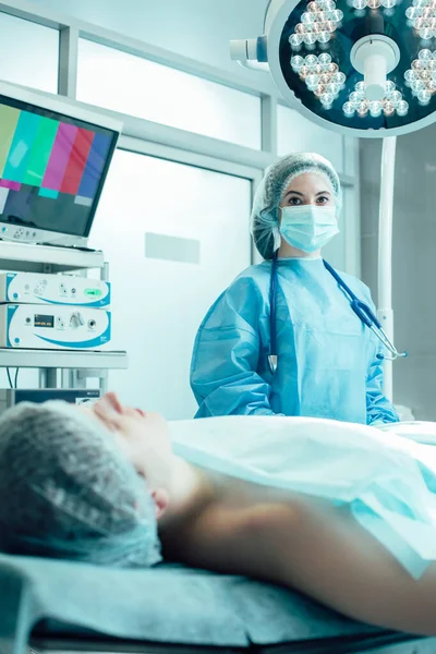 Patient Medical Couch Operating Room Young Female Doctor Stethoscope Neck — Stock Photo, Image