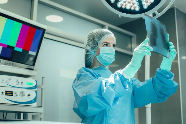 Erfahrenes Medizinisches Personal Steht Unter Der Operationslampe Operationssaal Und Interpretiert — Stockfoto