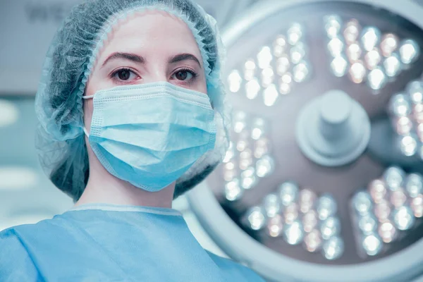 Laconic Portrait Beautiful Female Doctor Medical Uniform Standing Surgical Lamp — Stock Photo, Image