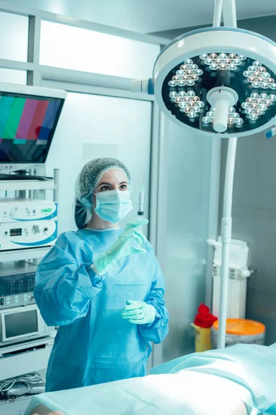 Surgery Theatre Modern Equipment Young Female Medical Clothes Standing Syringe — Stock Photo, Image