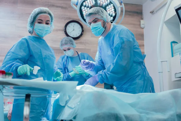 Serio Cirujano Frunciendo Ceño Señalando Bandeja Mientras Una Enfermera Recogiendo — Foto de Stock
