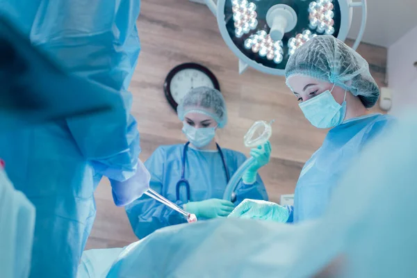 Careful Surgeon Operating Patient Help Her Colleague Woman Anesthetic Mask — Stock Photo, Image