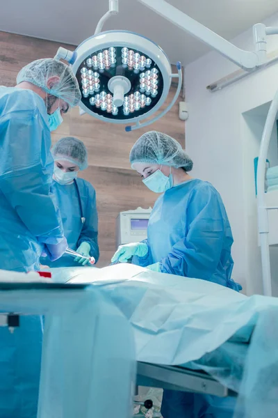 Professionelle Erfahrene Mediziner Steriler Uniform Arbeiten Sorgfältig Zusammen Während Sie — Stockfoto
