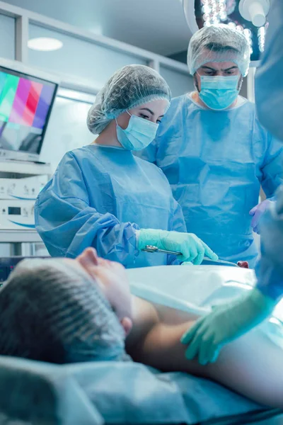 Experienced Team Doctors Working Carefully Operating Theatre While Performing Surgery — Stock Photo, Image