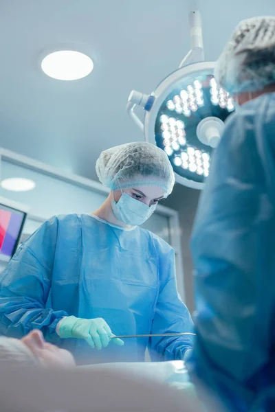 Trabajadora Médica Profesional Realizando Una Operación Quirúrgica Junto Con Sus — Foto de Stock