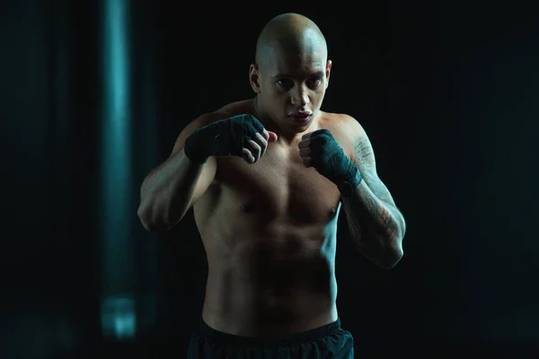 Hombre Audaz Tatuado Musculoso Mirándote Mientras Estás Pie Pose Boxeo — Foto de Stock