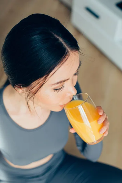 Jonge Blanke Vrouw Zit Vloer Drinkt Sinaasappelsap Uit Het Glas — Stockfoto