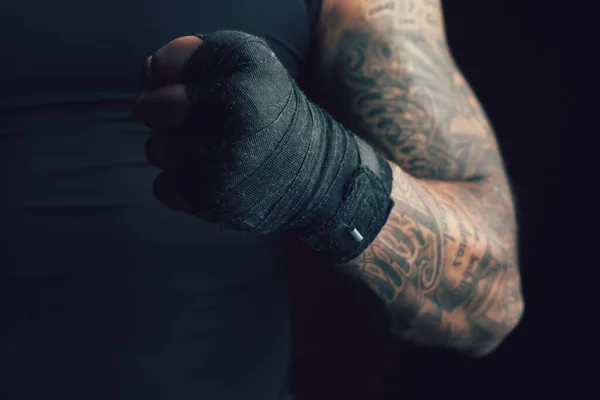 Imagen Recortada Deportista Tatuado Con Músculos Fuertes Apretando Puño Con —  Fotos de Stock