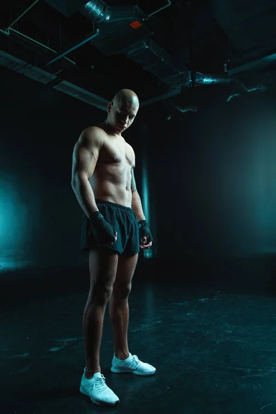 Ηρεμία Όμορφος Μυώδης Άνδρας Στέκεται Γυμνός Επιδέσμους Πυγμαχίας Στις Γροθιές — Φωτογραφία Αρχείου