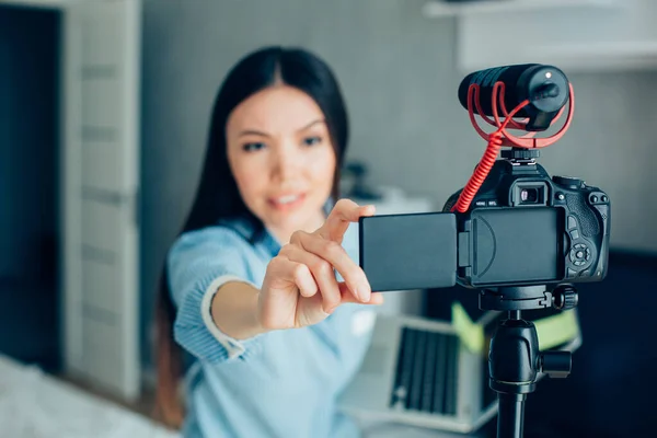 Jeune Femme Caucasienne Prépare Pour Enregistrement Une Vidéo Toucher Écran — Photo