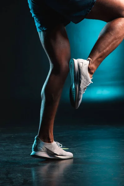 Foto Cortada Homem Shorts Enquanto Sapatos Esportivos Colocando Para Cima — Fotografia de Stock