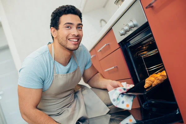 Selbstbewusst Zufriedener Junger Mann Schürze Sitzt Ofen Die Backform Der — Stockfoto