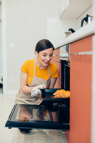 Glückliche Junge Frau Schürze Hockt Der Küche Neben Dem Offenen — Stockfoto