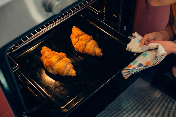 Close Unrecognized Person Holding Towel While Taking Baking Pan Delicious — Stock Photo, Image