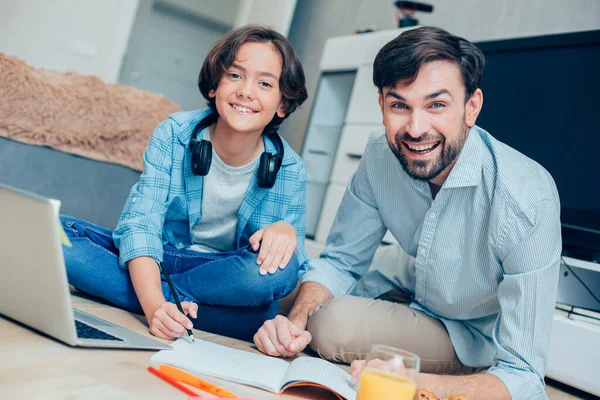 Boldog Apa Házi Feladatot Csinál Fiával Padlón Egy Laptop Előtt — Stock Fotó