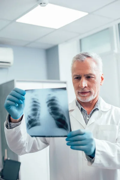 Smart Expérimenté Médecin Caucasien Souriant Tout Interprétant Une Radiographie Pulmonaire — Photo