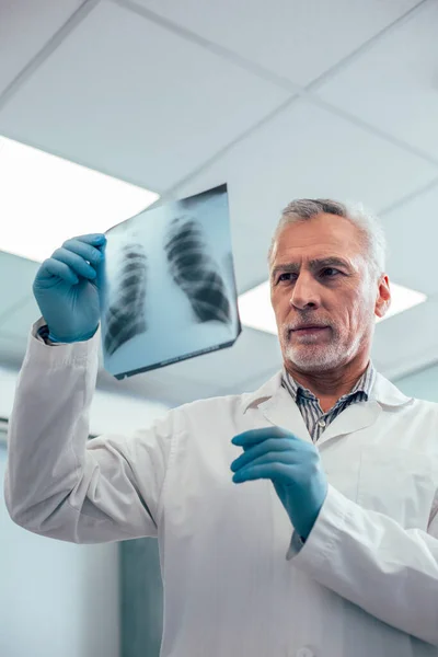 Cleverer Kaukasischer Arzt Stellt Die Diagnose Während Aufmerksam Das Röntgenbild — Stockfoto