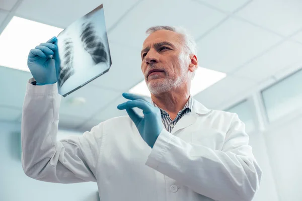 Konzentriertes Männliches Medizinisches Personal Blickt Aufmerksam Auf Das Röntgenbild Der — Stockfoto