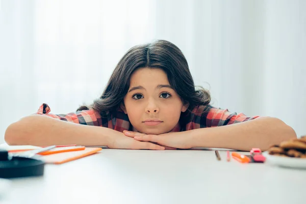 Linda Adolescente Una Camisa Cuadros Poniendo Barbilla Sus Manos Mientras — Foto de Stock