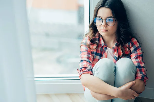 Calma Adolescente Usando Gafas Abrazando Sus Rodillas Mientras Está Sentada —  Fotos de Stock