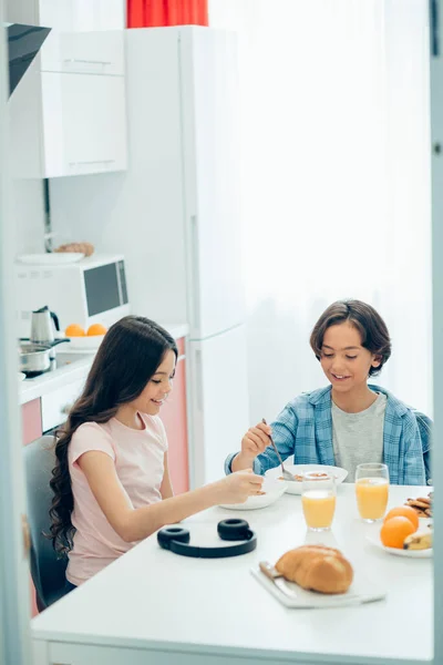 식탁에 곡물이 그릇을 — 스톡 사진