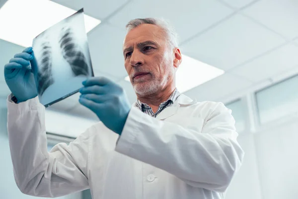 Kalm Volwassen Blanke Arts Witte Jas Staan Met Een Borst — Stockfoto