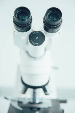 Modern bir mikroskobun izole edilmiş fotoğrafı.
