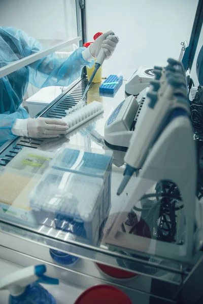 Foto Recortada Médico Atrás Vidro Vestindo Roupas Proteção Usar Uma — Fotografia de Stock