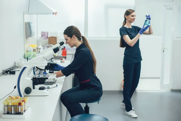 Κυρίες Αυτοπεποίθηση Σκούρο Μπλε Ιατρική Στολή Που Εργάζονται Στο Εργαστήριο — Φωτογραφία Αρχείου