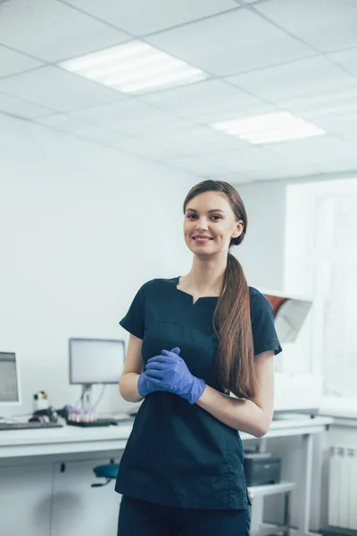 Bella Signora Uniforme Scura Guanti Gomma Sorridente Guardando Felice Mentre — Foto Stock