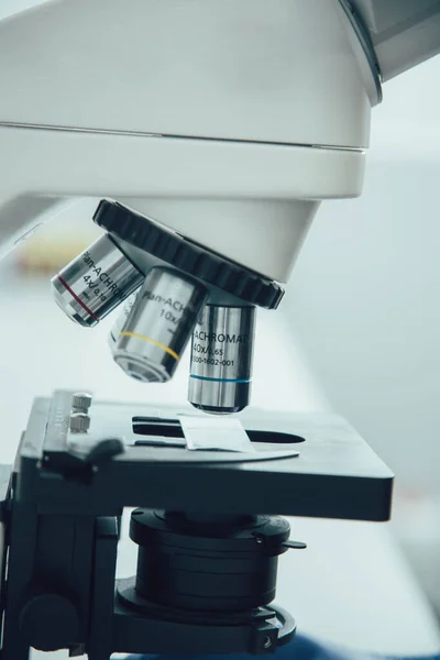 Primer Plano Una Parte Microscopio Laboratorio Con Tres Lentes Objetivas — Foto de Stock