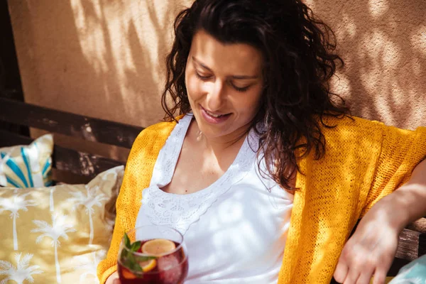 bir kokteyl limon ve nane ile güzel bir bahçeye sahip güzel ve genç birbayan