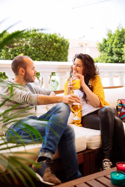 Couple Heureux Amis Flirtant Parlant Buvant Dans Une Terrasse Restaurant — Photo
