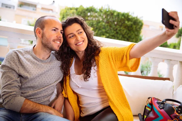 Joyeux Couple Voyageur Qui Fait Selfie Avec Caméra Téléphonique Dans — Photo