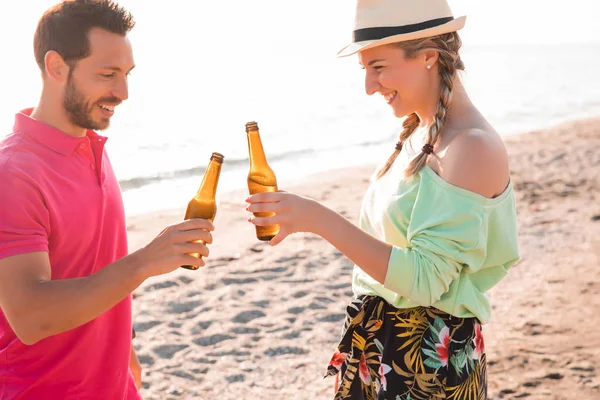 Ваше Здоровье Прекрасная Счастливая Пара Тост Бутылками Пива Пляже Концепция — стоковое фото