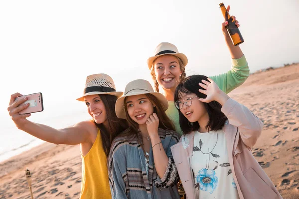 Mulheres Jovens Multirraciais Felizes Fazendo Uma Selfie Praia Enquanto Eles — Fotografia de Stock